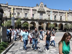 A las 11:00 horas comenzaron a sonar las alarmas, y  las personas fueron saliendo de las oficinas donde también había ciudadanos haciendo trámites. EL INFORMADOR / A. Camacho