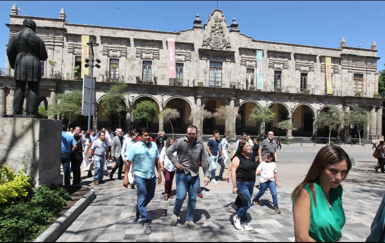 A las 11:00 horas comenzaron a sonar las alarmas, y  las personas fueron saliendo de las oficinas donde también había ciudadanos haciendo trámites. EL INFORMADOR / A. Camacho