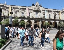 A las 11:00 horas comenzaron a sonar las alarmas, y  las personas fueron saliendo de las oficinas donde también había ciudadanos haciendo trámites. EL INFORMADOR / A. Camacho