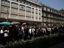 Cientos de personas salen de edificios durante el Simulacro Nacional de Sismo realizado hoy, en la Ciudad de México. EFE/J. Méndez