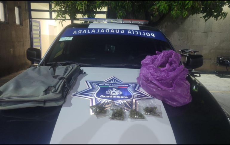 Policías detuvieron al sujeto que se identificó como José César “N”, de 55 años y lo llevaron ante un agente del Ministerio Público. ESPECIAL/Policía de Guadalajara