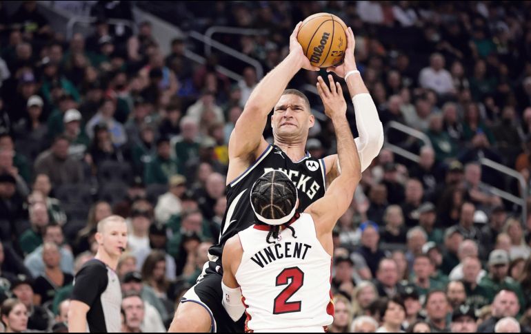 Brook López fue el líder anotador de los Bucks con 25 puntos, en ausencia de Giannis Antetokounmpo. AFP/S. Revere