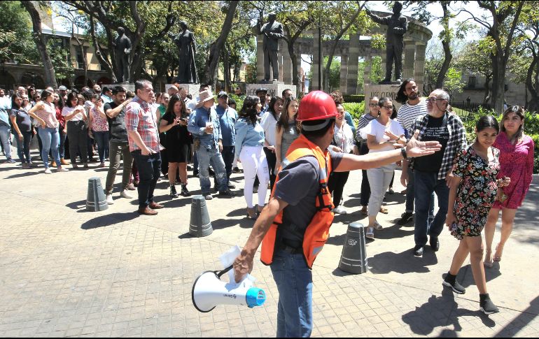 Las personas que participaron en el simulacro atendieron las indicaciones de los elementos de la Unidad Estatal de Protección Civil y Bomberos Jalisco para evitar el caos en el ejercicio. EL INFORMADOR/A. Camacho