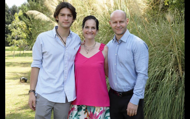 Mateo Fuentes, Weena Solares y Pedro Fuentes. GENTE BIEN JALISCO/Claudio Jimeno