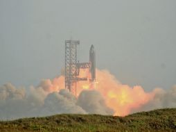 Tras el despegue (1), el cohete se mantuvo en el aire (2) y después, al fallarle algunos de sus motores, su propio sistema lo destruyó (3). EFE y AP