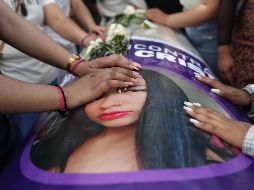 Familiares y amigos de Perla Cristal Gaviña Ordaz, víctima de feminicido, se manifiestan con su ataúd frente a la Fiscalía General de Justicia de Ciudad de México. EFE/S. Gutiérrez