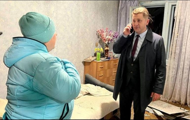 El alcalde de Bélgorod, Valentin Demidov, visitó a un residente afectado por la explosión. REUTERS