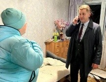 El alcalde de Bélgorod, Valentin Demidov, visitó a un residente afectado por la explosión. REUTERS