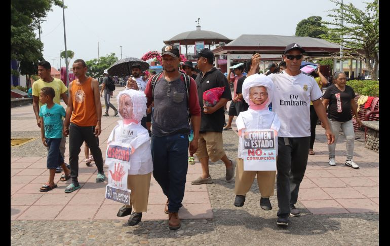 Frente al centro del INM, incendiaron la primera piñata del titular de Migración y después la de López Obrador. EFE/J. Blanco