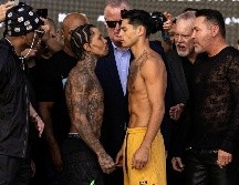 Ambos boxeadores se encontraban realizando un live en Instagram, ahí fue donde Davis (IZQ) le lanzó la pregunta a su rival sobre si apostaría toda su bolsa que se llevaría en la pelea del sábado, García (DER) no dudó ni un segundo en aceptar la propuesta. EFE