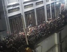 Personas recibían dinero de comerciantes antes de la fiesta de Ramadán. ESPECIAL