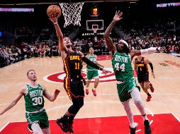 Trae Young (#11) superó los 30 puntos para guiar a Atlanta al triunfo. AP/B. Anderson