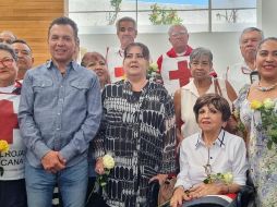 Pablo Lemus junto a veteranos de Protección Civil. EL INFORMADOR