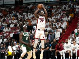 Jimmy Butler salió del juego tras una fuerte caída, pero aún así fue el mayor anotador del juego. AP/A. Sladky