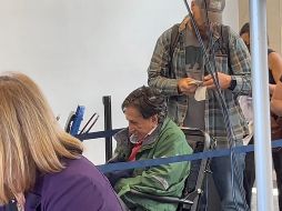 Captura de un video donde se puede ver a Alejandro Toledo esperando para volar al aeropuerto de Los Ángeles, previo a su llegada a Perú. EFE