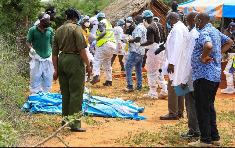 Las autoridades kenianas acusan a Nthenge de animar a sus seguidores a ayunar hasta morir de hambre para ascender al cielo. EFE