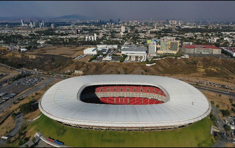 Versiones extraoficiales reportaron que una persona en cuestión habría sido agredida en el estacionamiento del estadio. EFE/F. Guasco