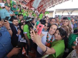 Al acto acudieron estudiantes, profesores, personal del IMSS, militantes de Morena y el PVEM, organizaciones civiles y políticas, así como representantes de los pueblos originarios de Nayarit. CORTESÍA