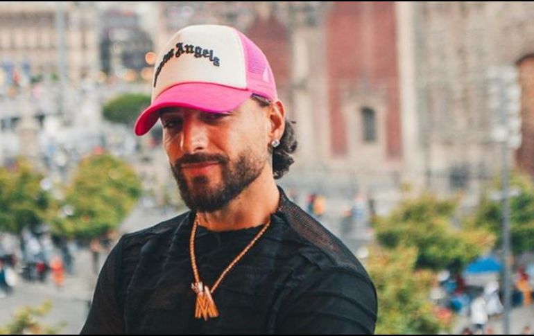 El en clip se puede ver como Maluma se acomoda la gorra y se dirige con la mirada baja de forma presurosa. INSTAGRAM / Maluma