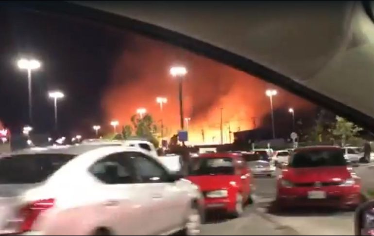 El incendio se registró este domingo frente a un centro comercial en Tlajomulco de Zúñiga. ESPECIAL