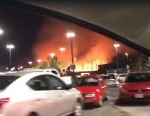 El incendio se registró este domingo frente a un centro comercial en Tlajomulco de Zúñiga. ESPECIAL