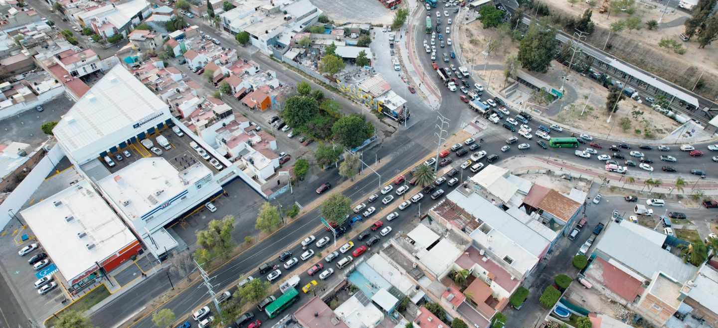 Este medio estuvo en diversos puntos de la metrópoli en donde el tráfico vehicular se vuelve más pesado ante la ausencia de agentes de la Policía Vial. Uno de ellos es Prolongación Alcalde y Periférico. EL INFORMADOR/ A. Navarro