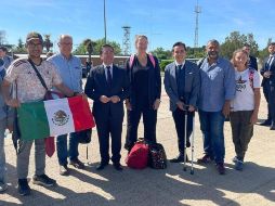 Marcelo Ebrard publicó una foto donde se puede ver a los cinco mexicanos, junto con dos de sus familiares directos, desplegando una bandera nacional. TWITTER/@m_ebrard