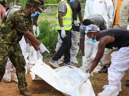 Los detectives y expertos forenses comenzaron a examinar el sitio el viernes. EPA