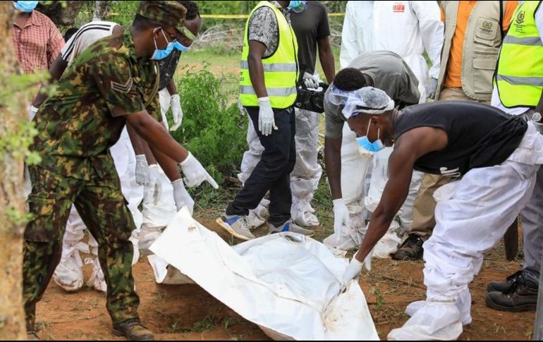 Los detectives y expertos forenses comenzaron a examinar el sitio el viernes. EPA