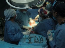 A pesar de la situación, los médicos siguieron la operación, sin que la zona garantizara la asepsia que se requiere en una intervención quirúrgica. EL INFORMADOR / ARCHIVO