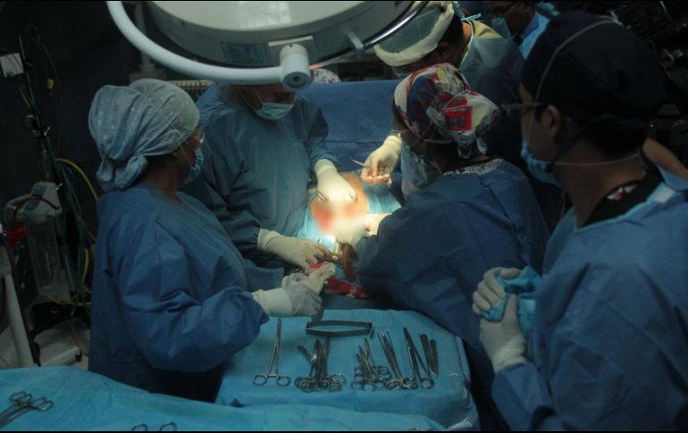 A pesar de la situación, los médicos siguieron la operación, sin que la zona garantizara la asepsia que se requiere en una intervención quirúrgica. EL INFORMADOR / ARCHIVO