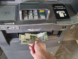 El peso mexicano se ubica en los mercados internacionales en las 17.96 unidades por dólar al mayoreo. EL INFORMADOR/ARCHIVO