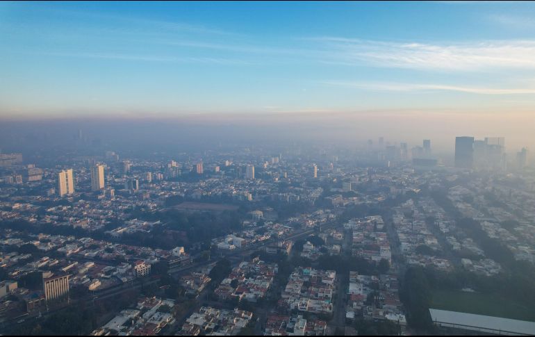 Los contaminantes se dispararon debido a varios incendios forestales en la metrópoli. EL INFORMADOR/ ARTURO NAVARRO