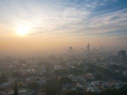 Los habitantes de la Zona Metropolitana de Guadalajara observaron desde temprano la capa de humo que cubrió a la ciudad debido a tres incendios forestales. EL INFORMADOR/A. Navarro