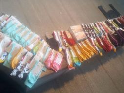 Policías aseguraron 98 pares de calcetines y dos cortinas con luces. ESPECIAL/Policía de Zapopan