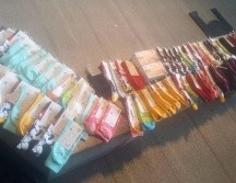 Policías aseguraron 98 pares de calcetines y dos cortinas con luces. ESPECIAL/Policía de Zapopan