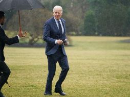 Joe Biden trota por el césped de la Casa Blanca después de regresar de su chequeo médico anual en febrero. GETTY IMAGES
