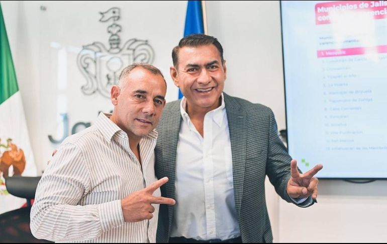 El alcalde Salvador Zamora Zamora y el secretario del Sistema de Asistencia Social del Estado, Alberto Esquer Gutiérrez durante  el anuncio de la obra pública.