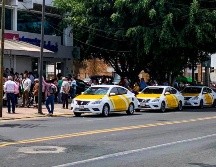 Los taxistas se estacionan afuera de las oficinas del Consulado de Estados Unidos y estorban el flujo vehicular en Avenida Unión. EL INFORMADOR/ ARTURO NAVARRO