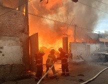 El incendio es en una maderería en la colonia San Juan de Ocotán. ESPECIAL