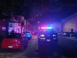 Los elementos de policía acudieron al lugar de los hechos luego de que recibieron el reporte de múltiples detonaciones de arma de fuego. CORTESÍA / Policía de Guadalajara