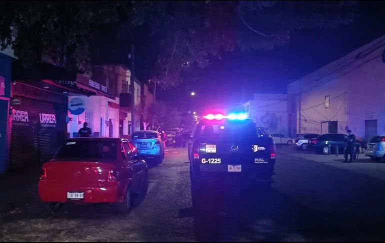 Los elementos de policía acudieron al lugar de los hechos luego de que recibieron el reporte de múltiples detonaciones de arma de fuego. CORTESÍA / Policía de Guadalajara