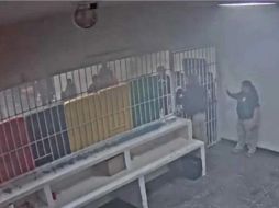 Los migrantes prendieron fuego a una de las colchonetas y el incendio comenzó sin que el guardia de seguridad privada hiciera algo por evitarlo. ESPECIAL/CAPTURA DE VIDEO