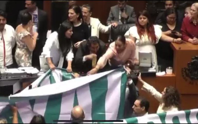 Legisladores tomaron la tribuna y repartieron manotazos. ESPECIAL