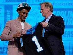 Bryce Young (izq.) será el nuevo quarterback titular de los Panthers, que ahora están bajo el mando de un nuevo entrenador en la figura de Frank Reich. AP/J. Roberson