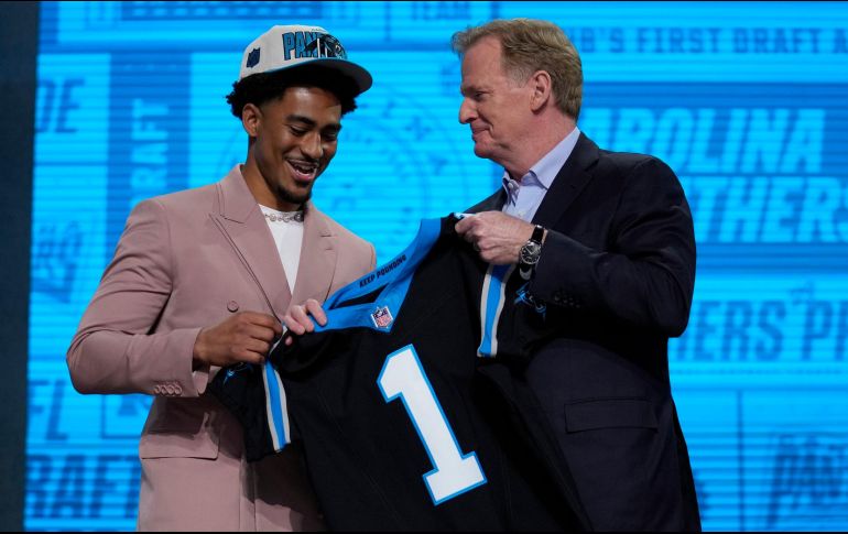 Bryce Young (izq.) será el nuevo quarterback titular de los Panthers, que ahora están bajo el mando de un nuevo entrenador en la figura de Frank Reich. AP/J. Roberson