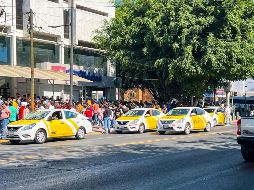Este medio de comunicación observó cómo los taxistas deciden adueñarse de un carril de avenida Unión, sin importarles que otros conductores enfrenten dificultades para circular por esa zona. EL INFORMADOR/A. Navarro