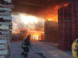 Se reportó un incendio en una empresa de tarimas. ESPECIAL/UEPCB