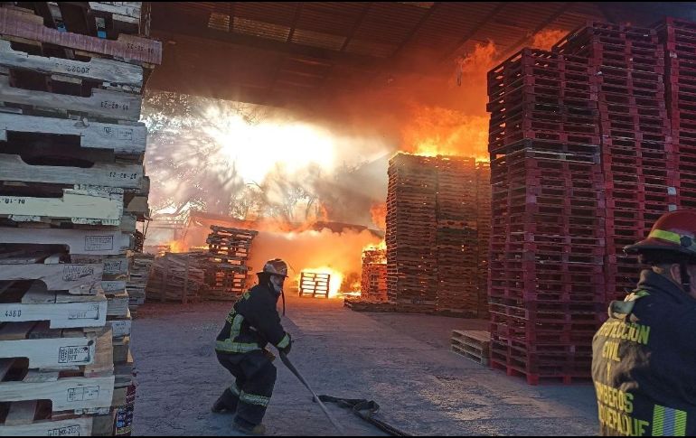 Se reportó un incendio en una empresa de tarimas. ESPECIAL/UEPCB
