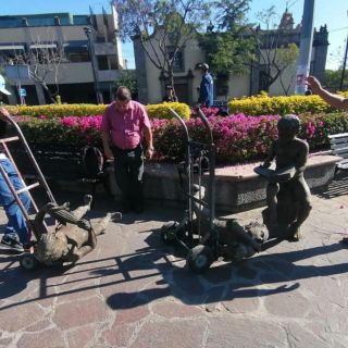 Desprenden tres estatuas de niños en la Plaza de las Américas, Zapopan